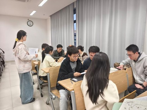 专题讨论有序进行